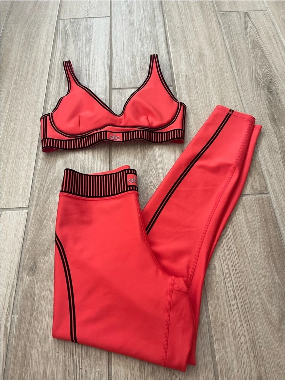 NWOT ALO Yoga Line Up Set Red Hot Summer High Waisted Leggings + Bra Sz XS 0-2